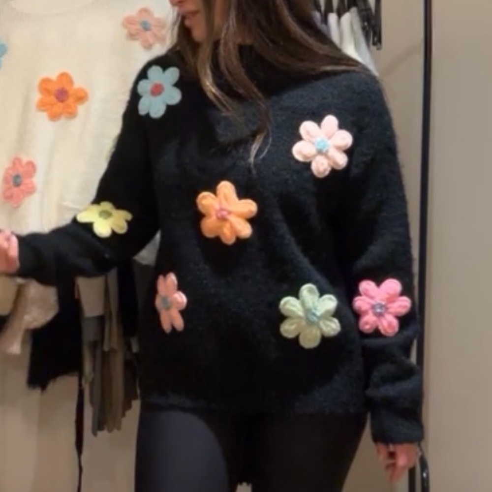72 POSH LIVE LISTING FROM PARIS FLOWER KNIT SWEATER - Picture 3 of 3